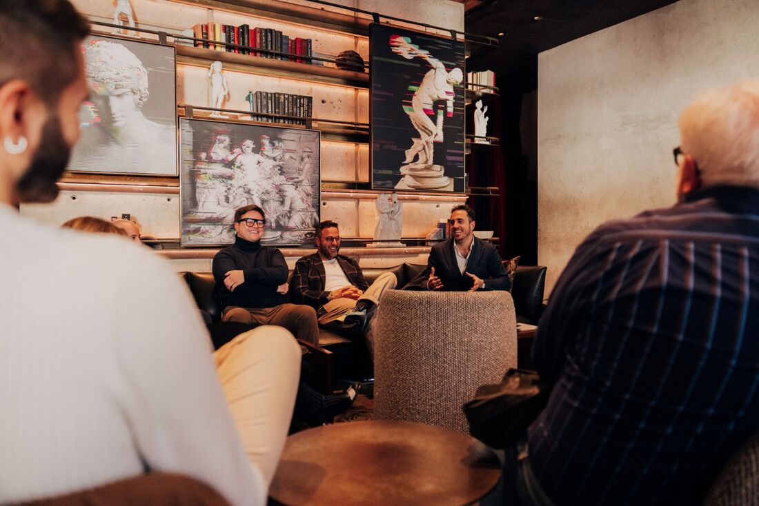 Nicola Delvecchio con un gruppo di albergatori durante un incontro nella lounge di un hotel