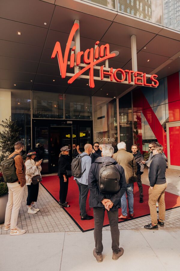 Gruppo di albergatori in viaggio studio davanti all'ingresso di Virgin Hotels New York
