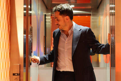 Nicola Delvecchio in un ascensore d'hotel